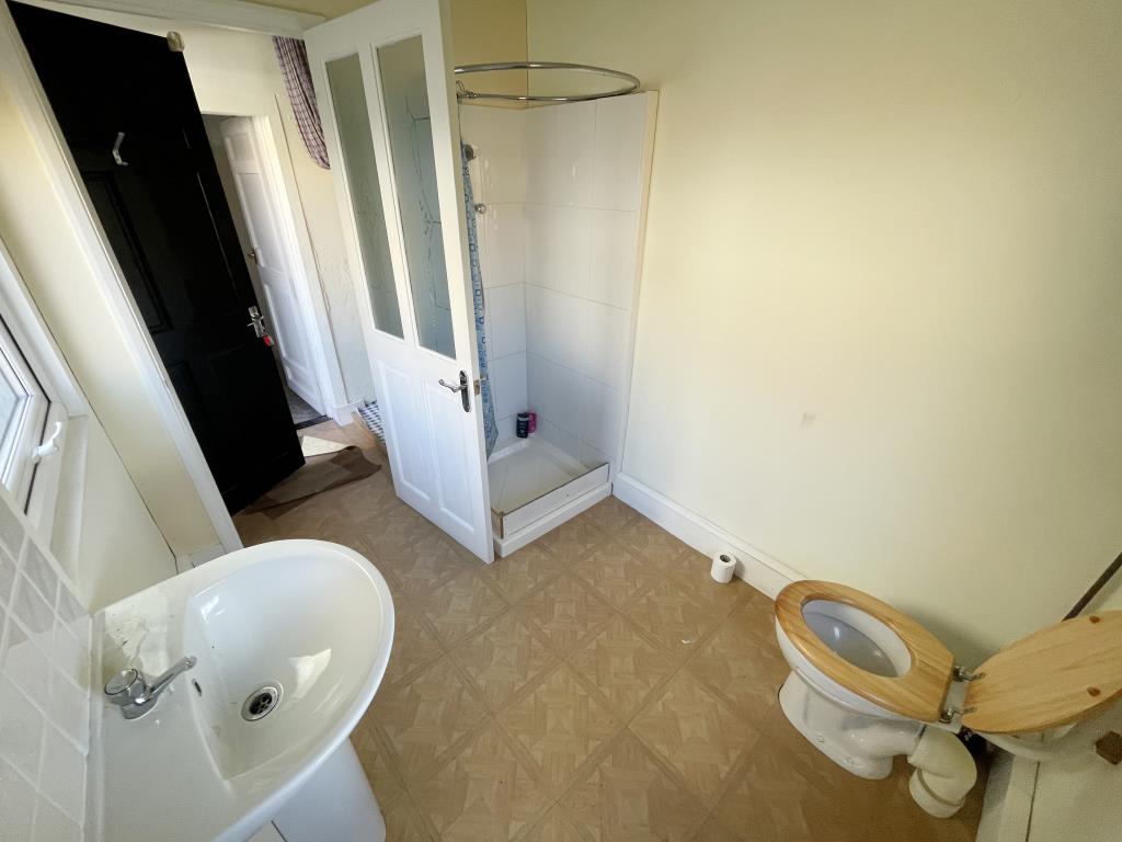 Lot: 73 - TERRACED PERIOD HOUSE FOR IMPROVEMENT - Inside image of shower room